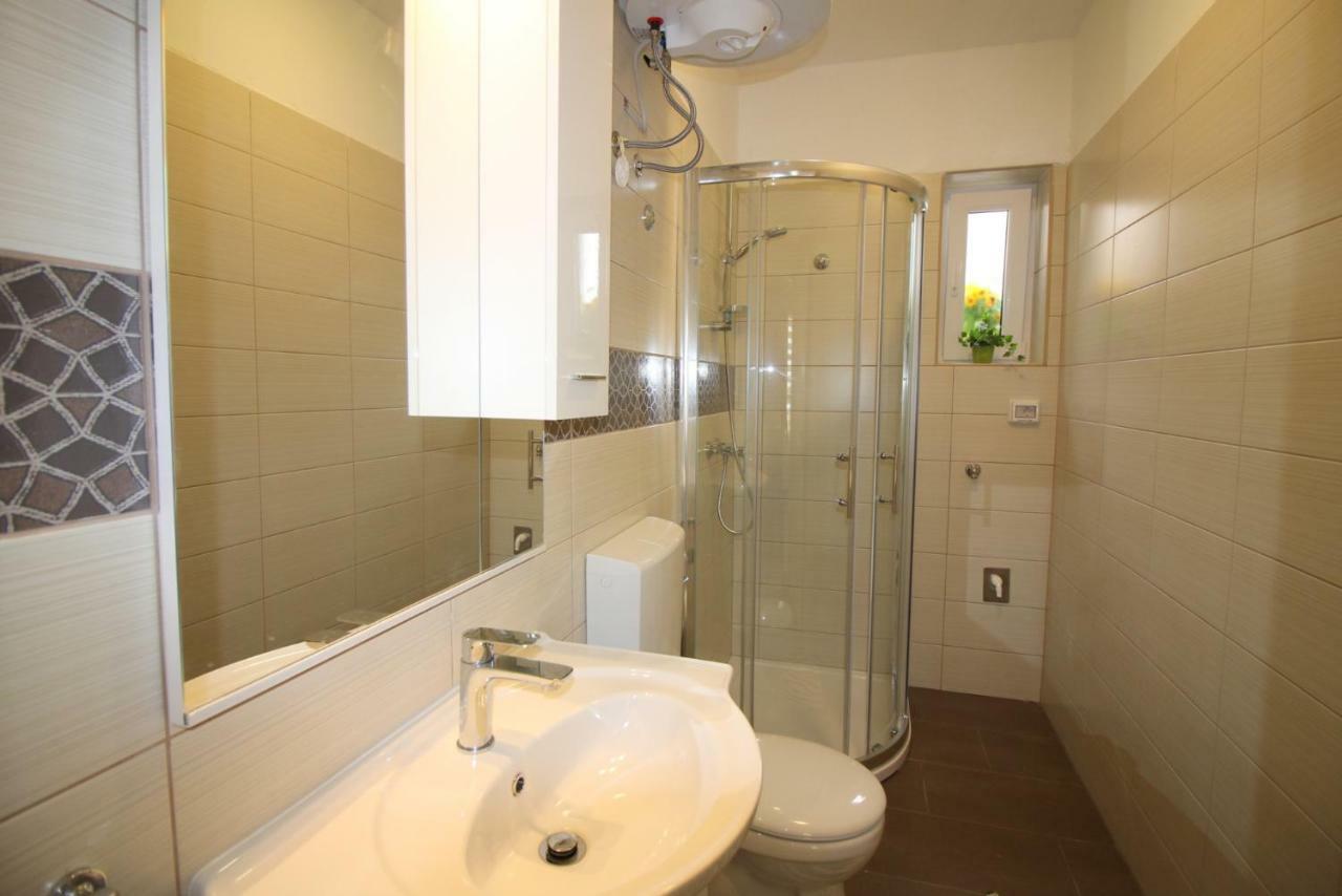 Apartment Noemi In City Center Πόρετς Εξωτερικό φωτογραφία
